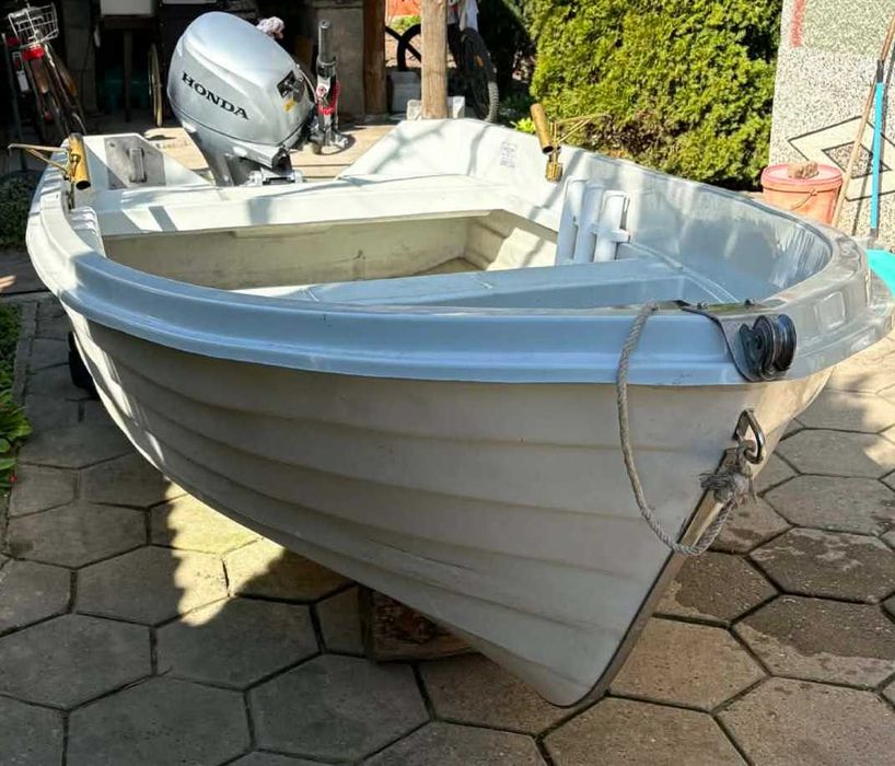 Много запазвна лодка