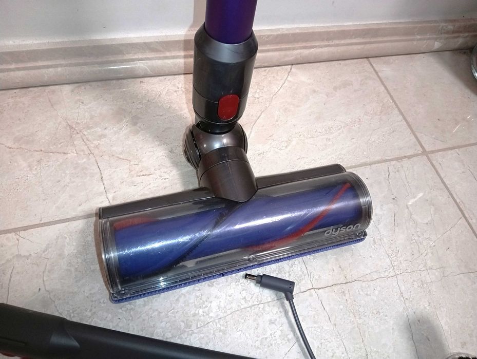 Много добра прахосмукачка Dyson V7 с добра батерия и аксесоари