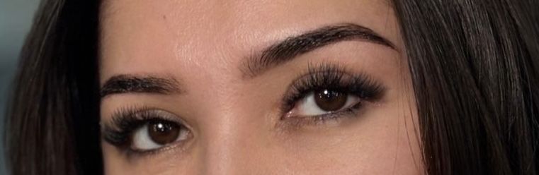 Модель на брови