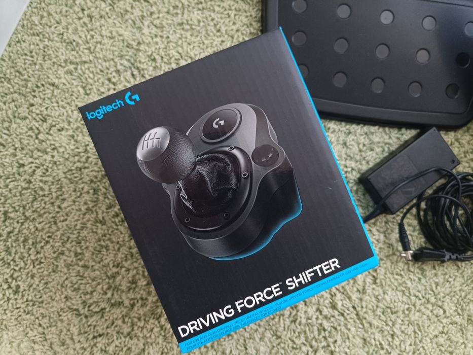Logitech G29 със скоростен лост