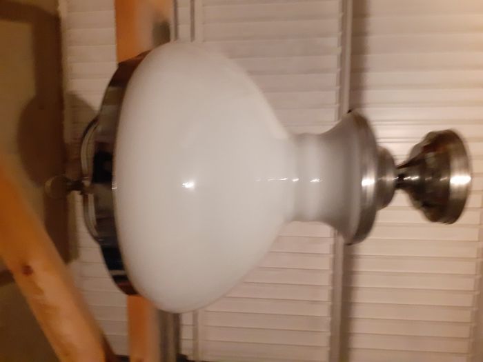 Продавам стъклен полилей