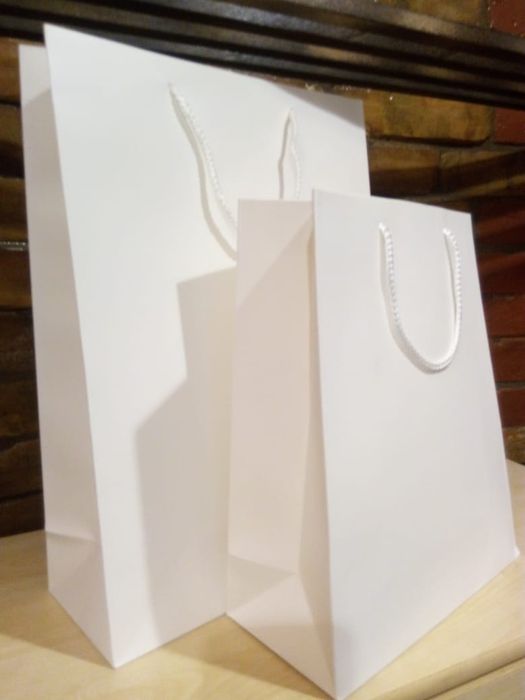 Картонные пакеты качественные .белые,чёрные.