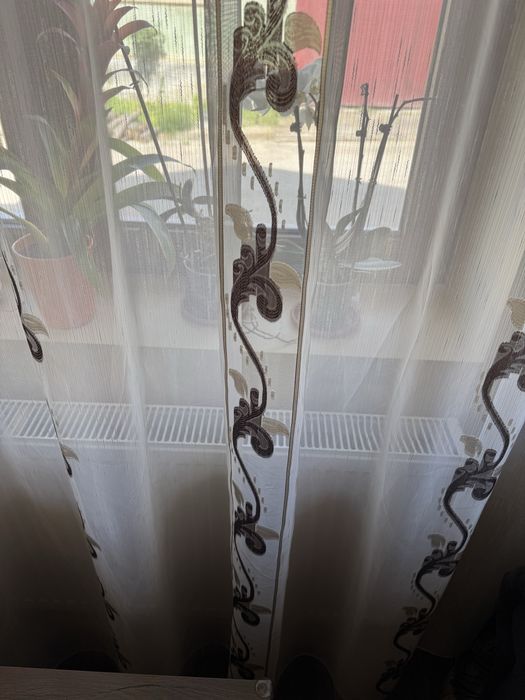 Perdea cu detalii maro