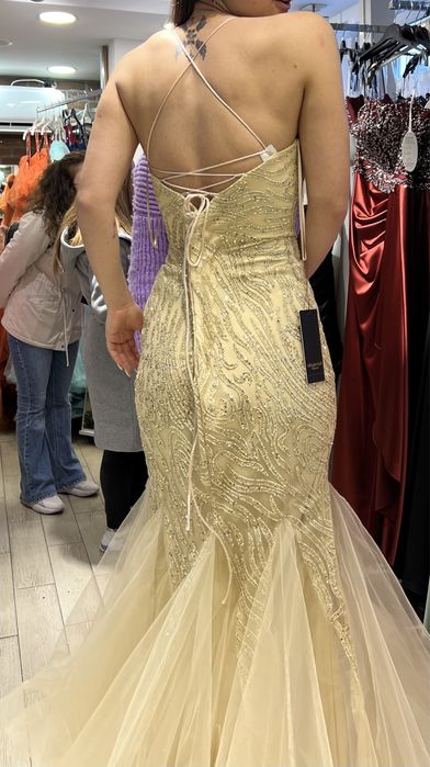 Абитуриентска рокла