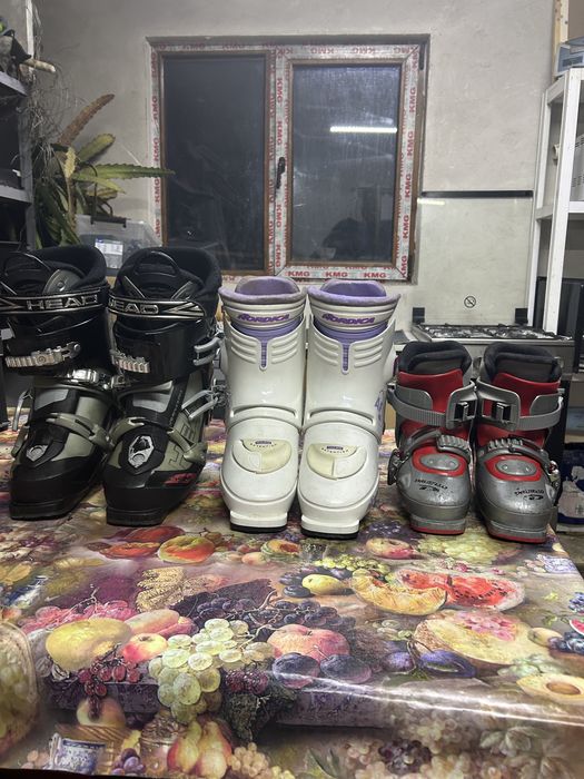Vând schiuri, clăpari, căști+ochelari