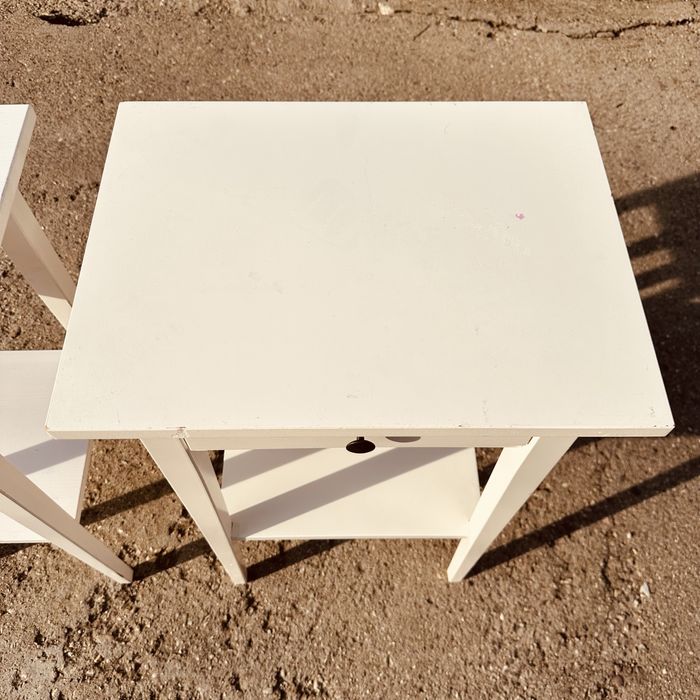 Комплект 2 бр. бели нощни шкафчета / помощни масички