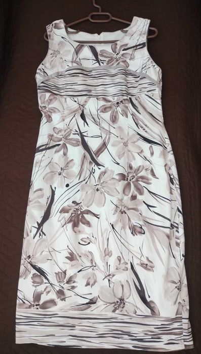 Елегантен дамски костюм от две части - рокля и сако