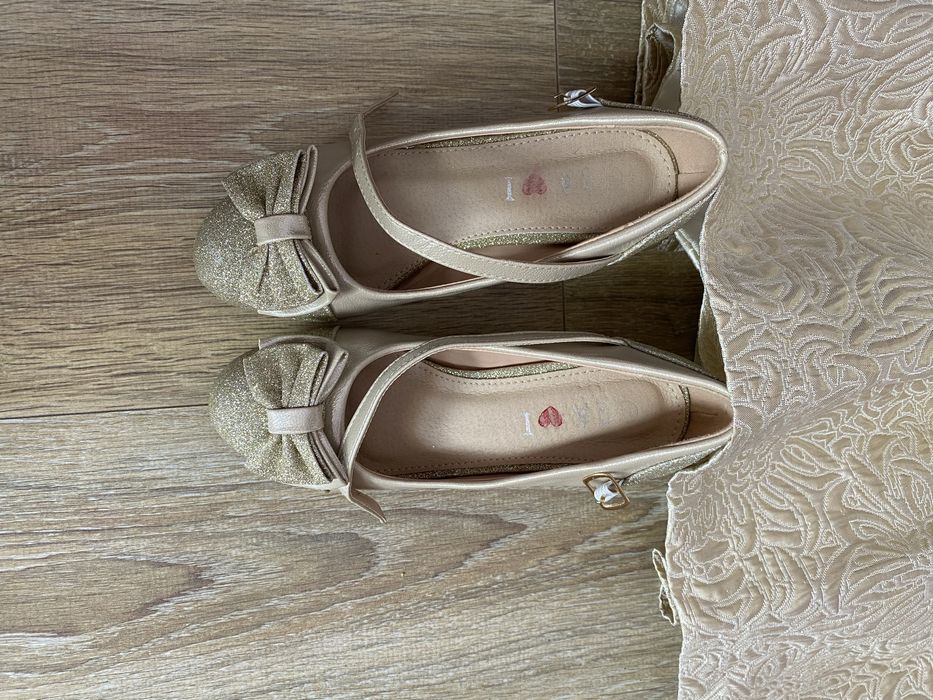 Детска рокля с елегантни обувки за празничен повод