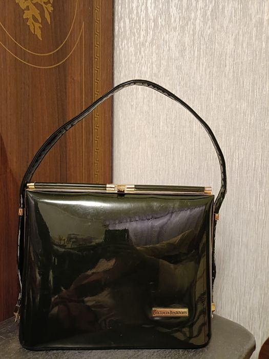 Продам лаковую сумочку