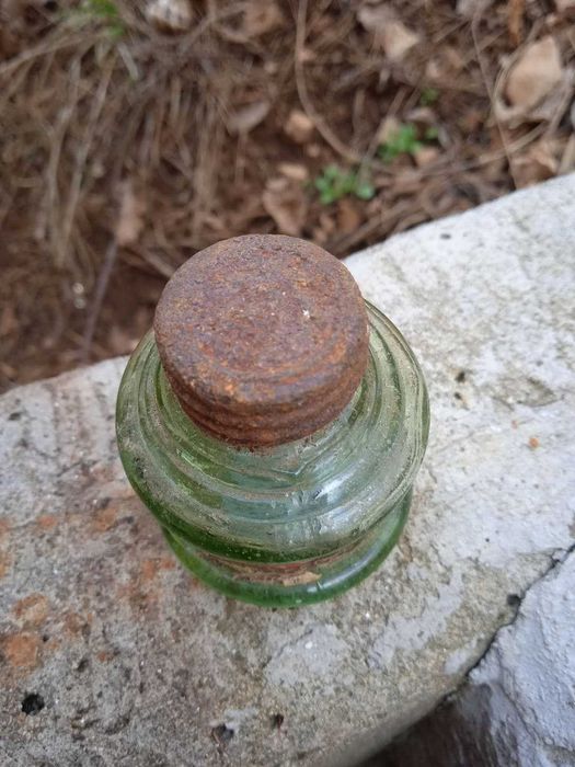 Старо стъклено шише