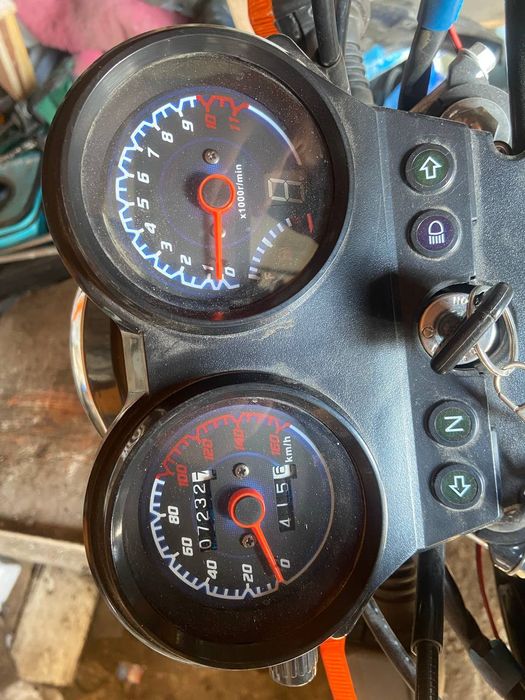 Продам мотоцикл Сузуки200куб