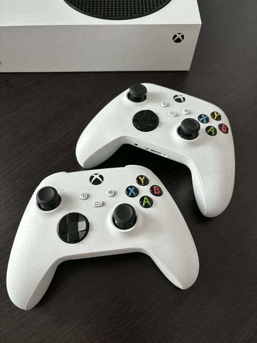 Xbox Series S + 2 controllere + statie de incarcare