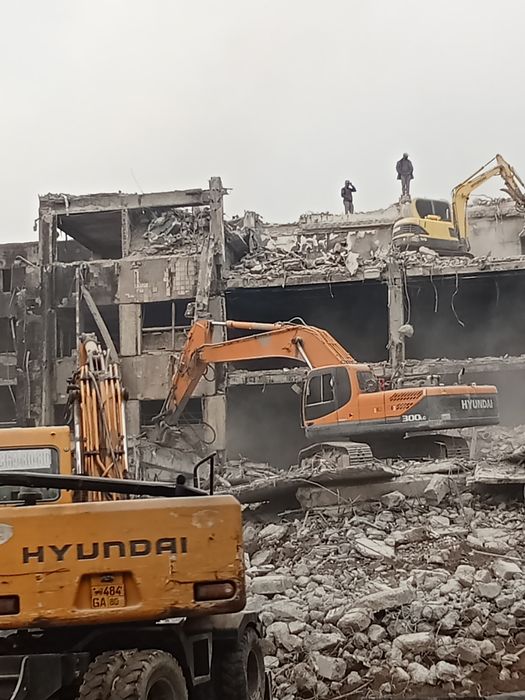 Демонтаж ишларини бажарамиз, биноларни бузиш ва тозалаш.