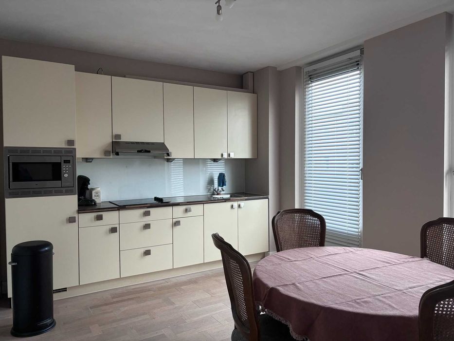 Дава се под наем Тристаен апартамент в София, Център - 90 кв.м за 561 € - Снимка #1