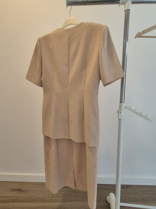 Costum Sarafan si Sacou mânecă scurta mărime M culoare bej cu pantofi