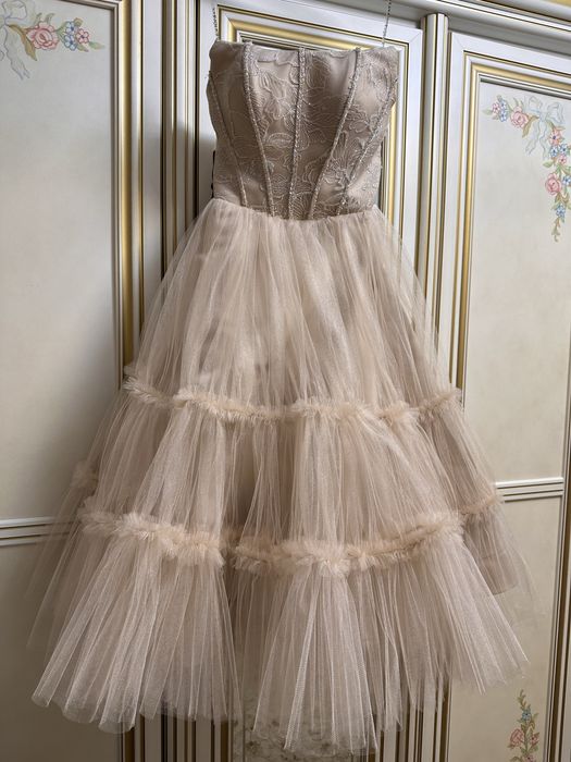 Бежевое вечернее/выпускное платье