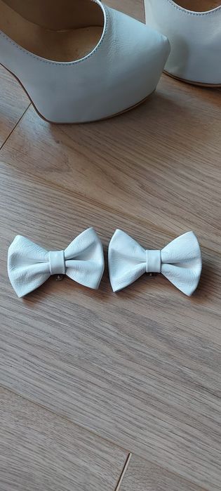 Бели обувки от естествена кожа