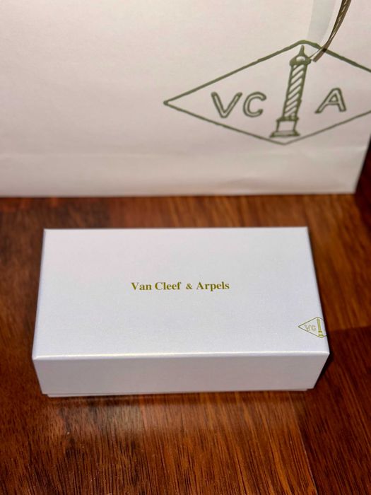 продам коробку VCA для браслета