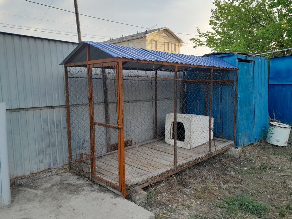 Вольер с будкой с сеткой