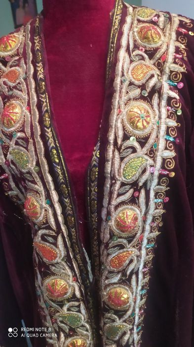 Чапаны ,на велюре ,ручной работы ,золотыми нитями