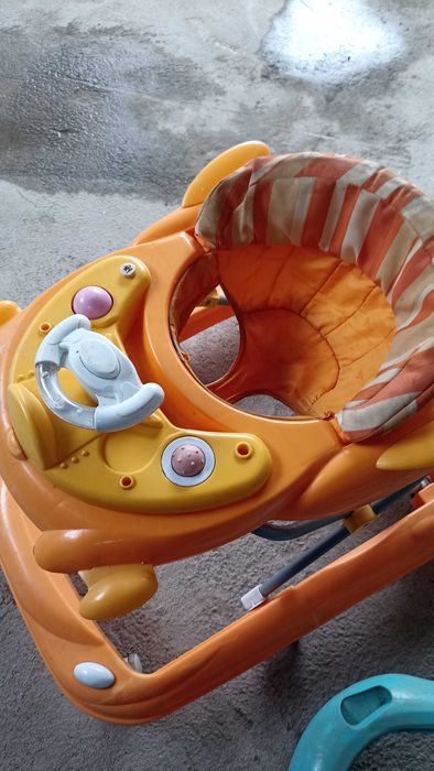 Продам коляску , ходунки , манежка, велосипед