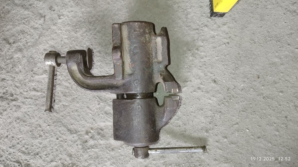 Тиски малые слесарные