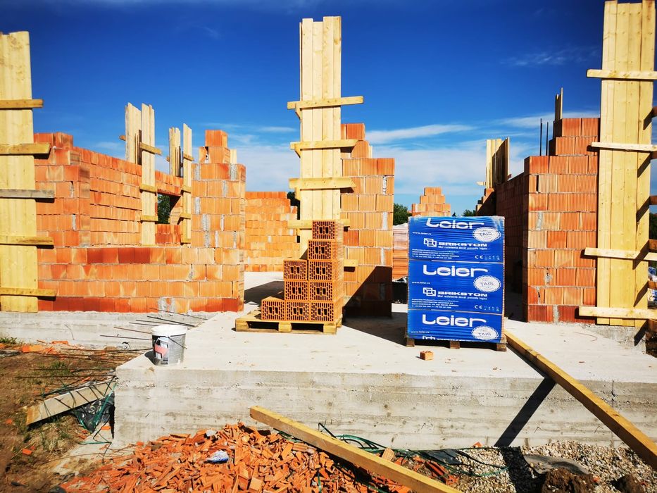 Construim case la rosu sau la cheie