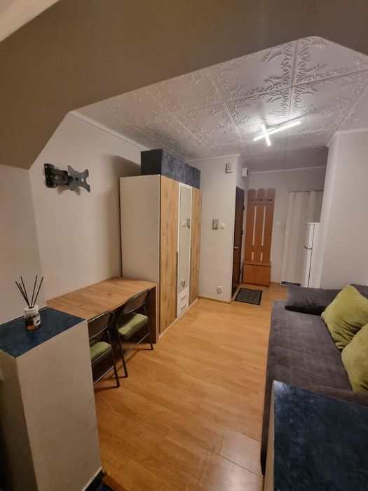 Vand garsoniera parter zona Liceul Emanuel