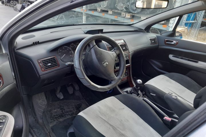 Dezmembrez Peugeot 307 1