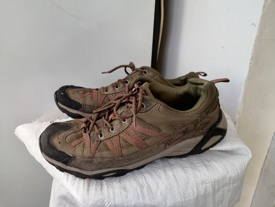 Продам кожаные кроссовки.