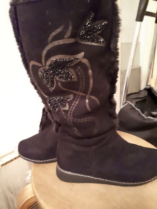 Продам новые сапоги 2 пары одни из натуральной кожи,другие из замши