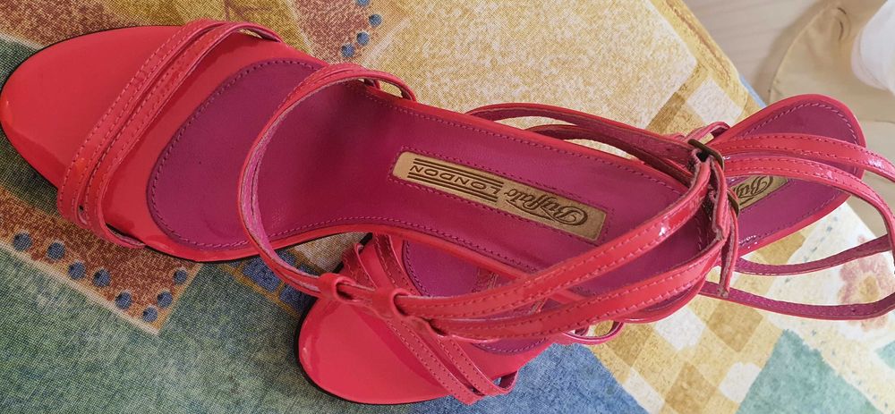 Vand sandale foarte elegante marimea 36