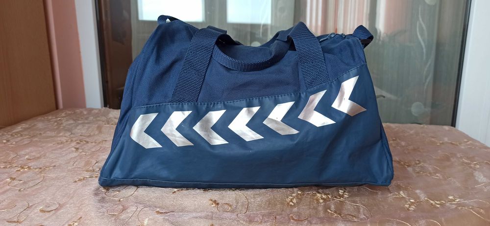 нов сак Kinder-20 лв, нов Hummel-15 лв, нова раница-20 лв.