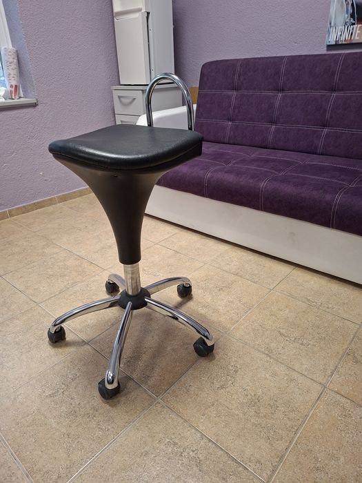 Продавам помощен фризьорски стол