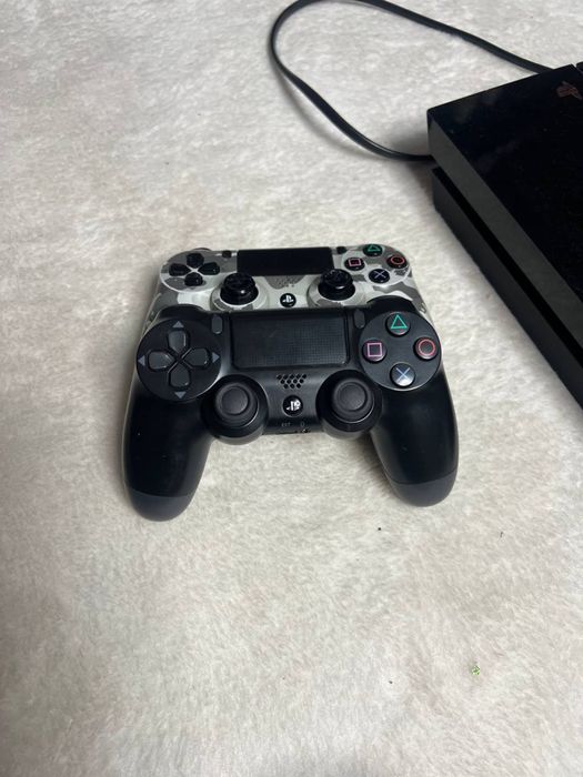 Продам PlayStation 4, большой комплект игр и аксессуаров