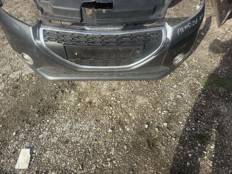 Предна броня с решетката Пежо Peugeot 208-2013 година