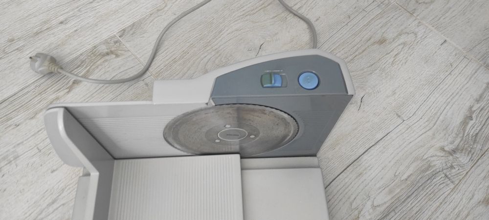 Електрическа колбасорезачка