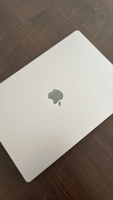 Продам MacBook Pro 16.2 серебристый 2021