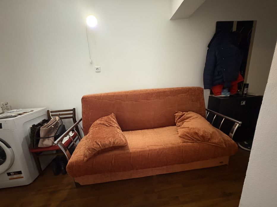 Canapea cu cadru metalic