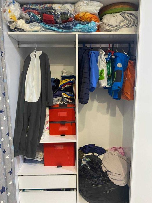 Шкаф (качественный и вместительный)