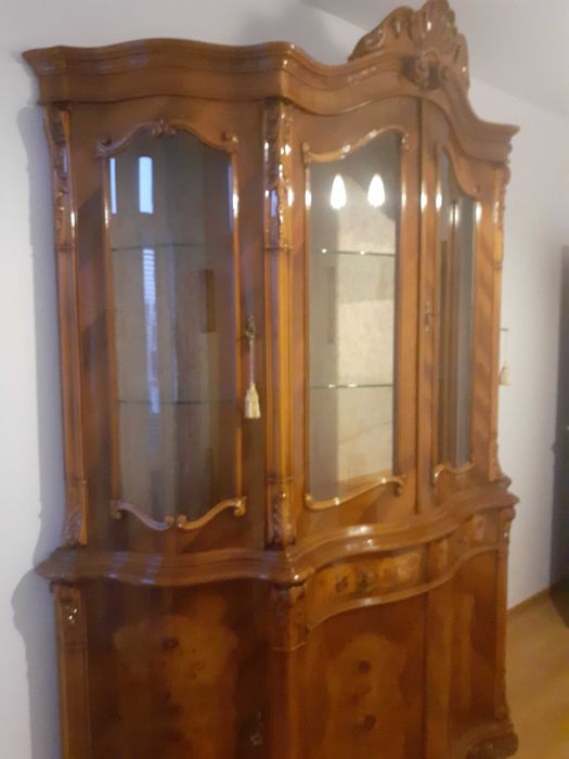 Продавам класическа витрина