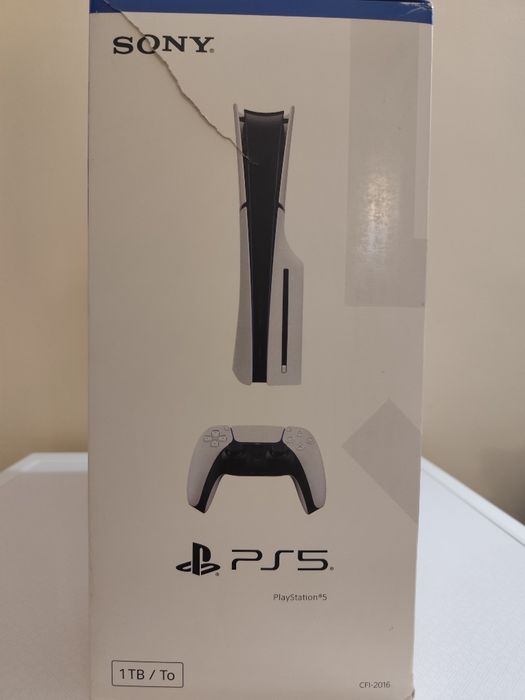 Vând consolă Sony PlayStation 5 Slim (PS5) 1TB, D-Chassis, White, în stare excelentă de funcționare și aspect, folosită cu grijă.