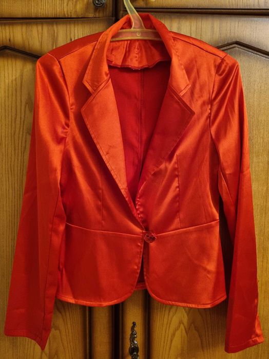 Vand rochie si sacou, material satin rosu, marime S-M, ca noi
