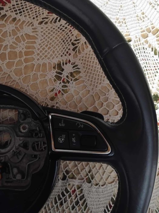 Трилъчев волан с бял шев за Audi A7 C7