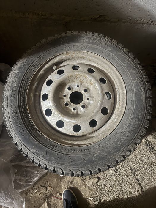 Продам шипованную резину Nokian r14