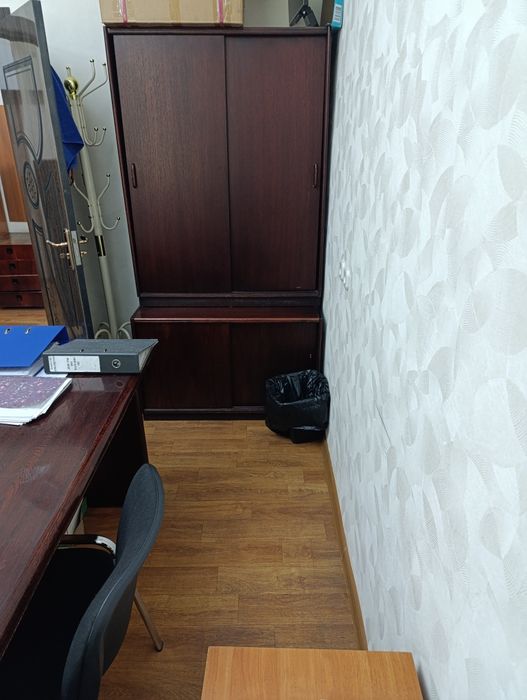 Набор офисной мебели под красное дерево.