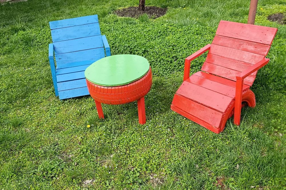 Vând set masa plus două scaune ornamente gradina