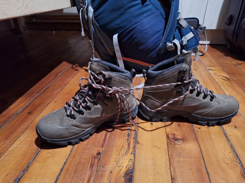 Продам трекинговые кроссовки