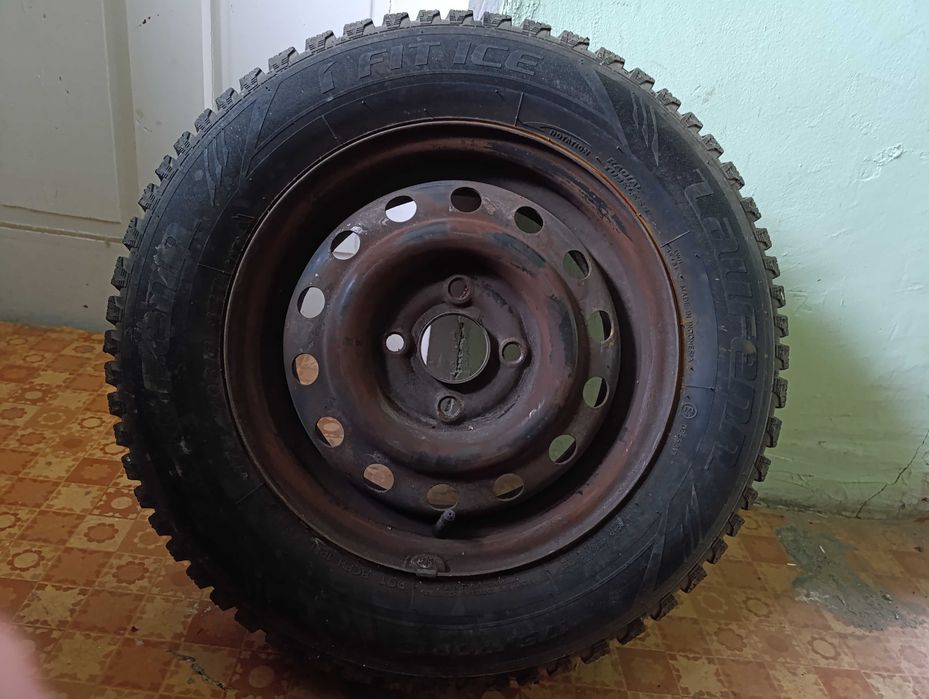 Четири броя зимни гуми с джанти 175/70/13