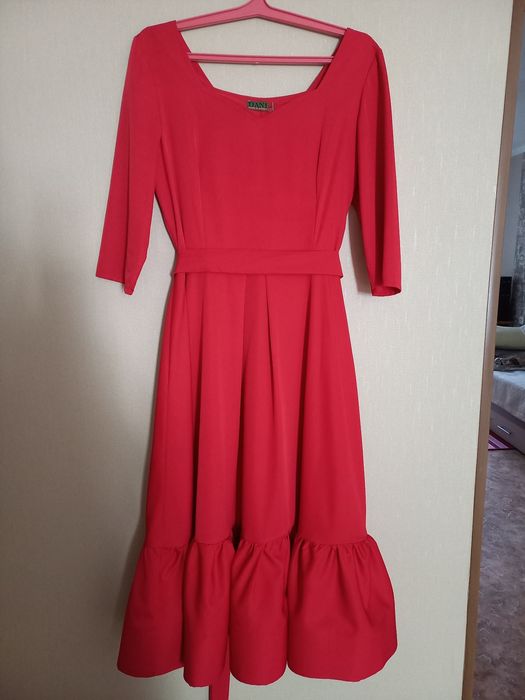 Продам нарядные платья